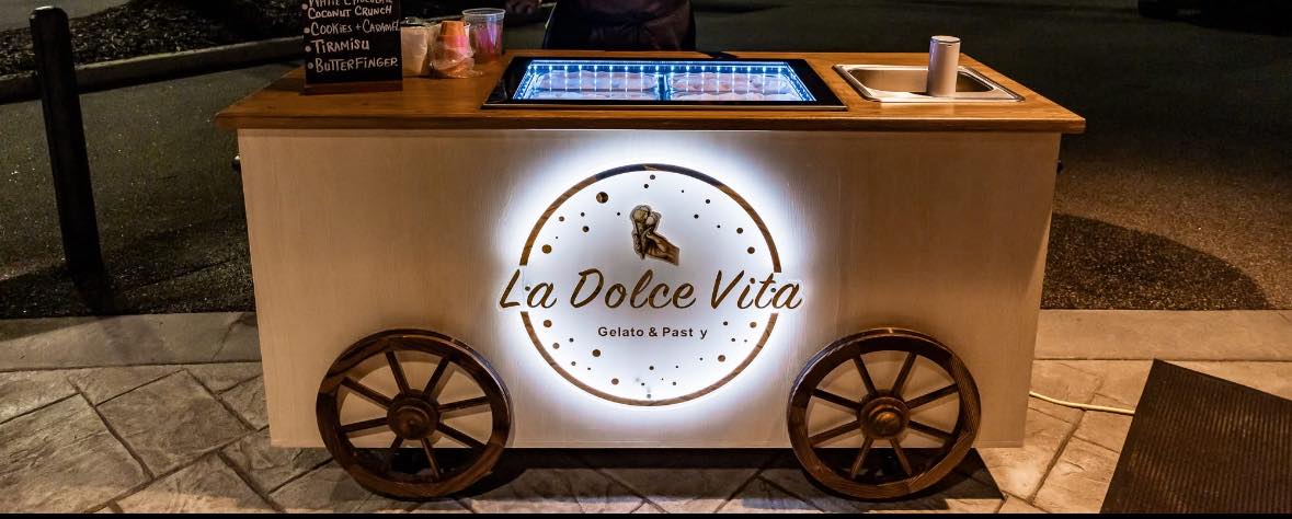 La Dolce Vita illuminated push cart at night